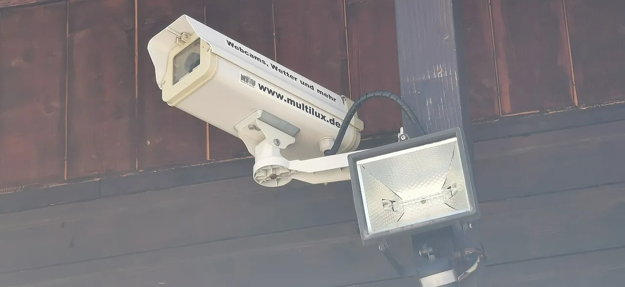 Caméra de surveillance fixée à un mur