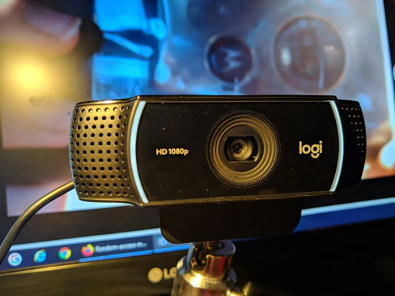 Webcam noire posée en gros plan