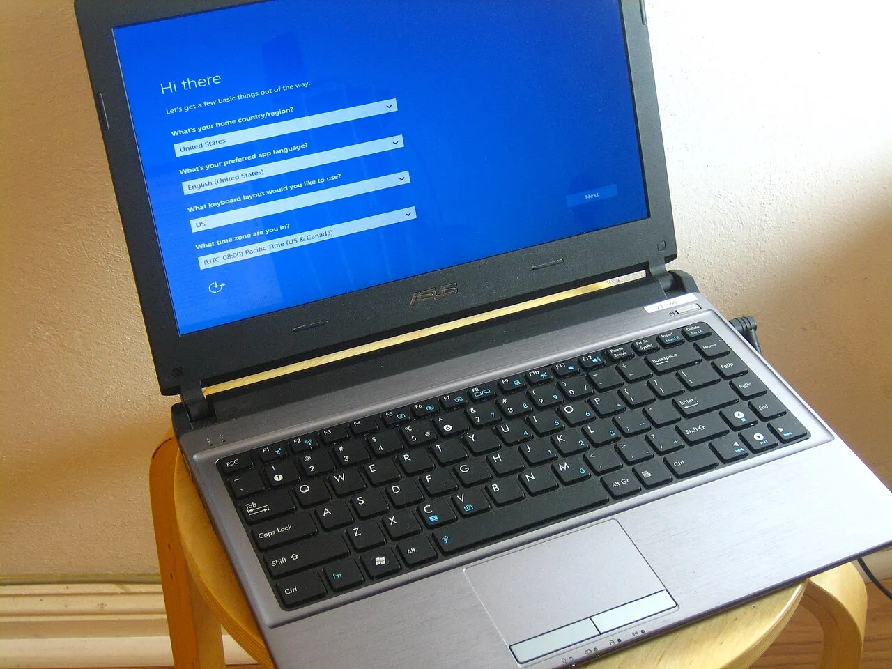 Ordinateur portable ouvert sur un bureau